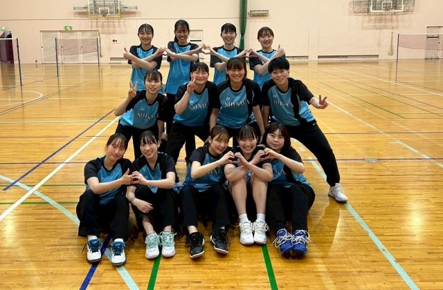女子バドミントン部.jpg