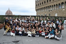 ウフィッツィ美術館の屋上テラスにて。後ろにはドゥオーモ。